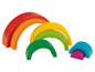 Un ensemble d'arcs en bois colorés en forme d'arc-en-ciel, idéal pour jouer et empiler.