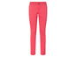 Un pantalon rose à jambe droite.