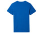 Un t-shirt bleu à manches courtes.