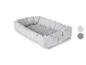 Nid de bébé matelassé gris clair avec une petite étiquette en bois, présenté avec des échantillons de couleurs.