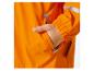 Veste imperméable orange avec des détails réfléchissants