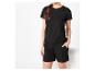 T-shirt et shorts noirs pour femmes : ensemble confortable et élégant.