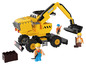 Une grue de chantier jaune avec trois figurines