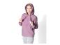 Une femme porte un sweat-shirt rose avec Mickey Mouse.