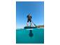 Paddle board électrique et rameur en mer sous un ciel bleu.