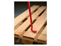 Un pied-de-biche rouge sur une palette en bois.