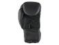 Gants de boxe noirs avec filet.