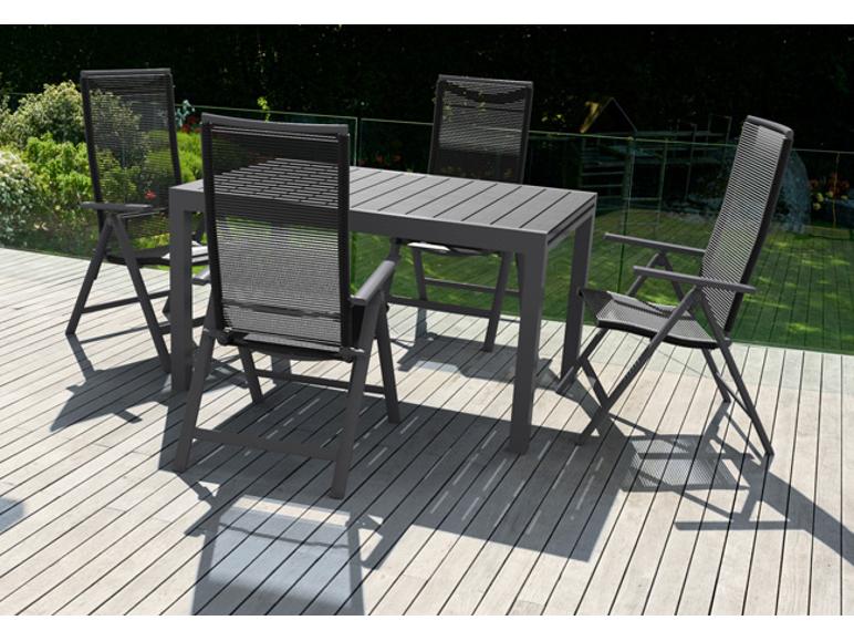 Ensemble de mobilier de jardin: table et quatre chaises sur une terrasse en bois.