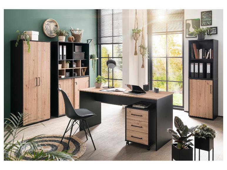 Bureau avec table, chaise, armoires et étagères noires et aspect bois.