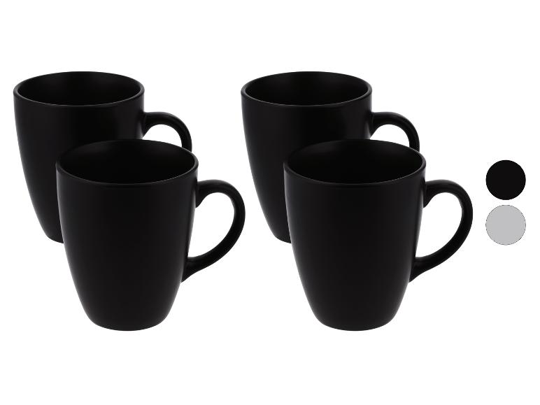 Ensemble de quatre grandes tasses à café noires.
