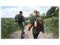 Deux randonneurs avec des sacs à dos Crivit marchent sur un sentier.
