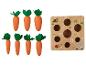 Jouets carottes en bois et une planche en bois avec des trous pour l'appariement.
