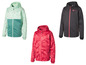 Trois vestes softshell pour enfants, une verte à imprimé floral, une rouge à imprimé camouflage et une noire avec le texte 'Adventure is out there.'