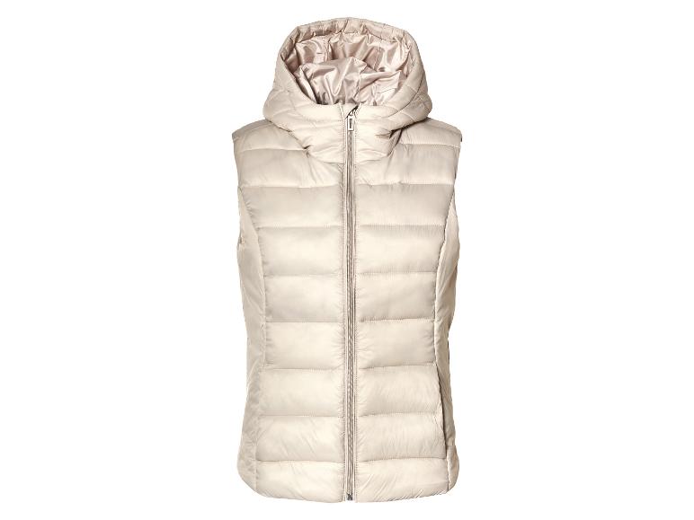 Un gilet beige rembourré à capuche.