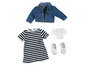 Une veste en jean, une robe à rayures, des sous-vêtements blancs et des baskets pour une poupée.