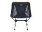 Chaise de camping pliable noire avec des détails verts et une structure métallique