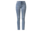 Un jean skinny bleu pour femme.