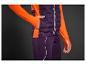 Une femme portant une veste et un pantalon de sport violet avec des détails orange.
