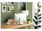 Bureau à domicile avec un bureau en bois, un ordinateur, une lampe blanche et des plantes en pot.