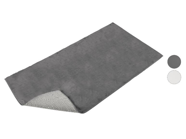 Un tapis gris à surface lisse