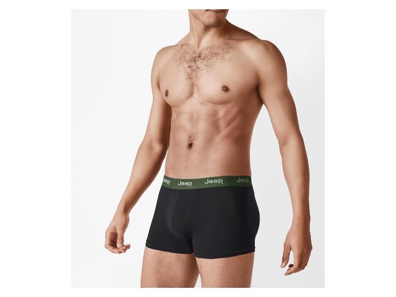 Homme portant un boxer noir Jeep avec une ceinture verte.