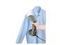 Un fer à vapeur portable utilisé pour défroisser une chemise.