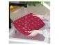 Un moule à pâtisserie en silicone rose Coox est rincé sous le robinet.