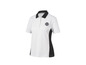 Polo blanc avec des détails noirs et un logo de tennis.