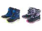 Deux paires de bottes d'hiver pour enfants: bleues avec des accents jaune fluo et bleu marine à motif floral rose.