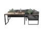 Canapé de jardin gris avec table basse en bois, coussins verts et une bouteille d'eau.