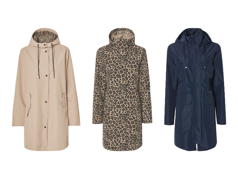 Trois imperméables : beige, léopard et bleu marine.