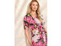 Femme portant un haut et une jupe roses à imprimé floral.