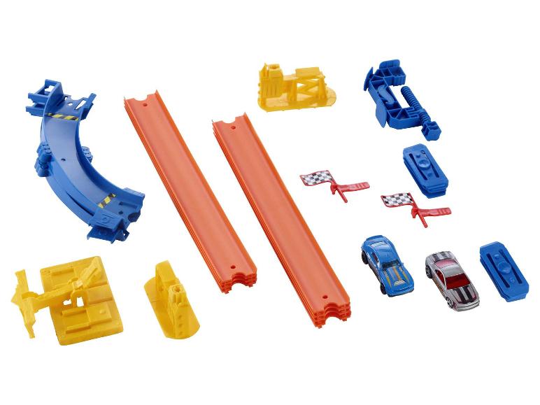 Circuit Hot Wheels avec des voitures, des virages et des lignes droites.