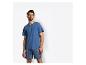 Homme en t-shirt bleu et short de pyjama rayé