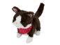 Un jouet en peluche de chat marron et blanc avec un foulard rouge à pois blancs.