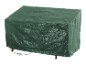 Une housse de mobilier vert foncé, en plastique résistant.