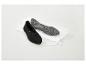 Ballerines noires pour femmes et un sac de lavage blanc sur fond blanc.