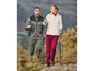 Deux personnes en chaussures de randonnée et vestes marchant avec des bâtons de randonnée dans un paysage vallonné.