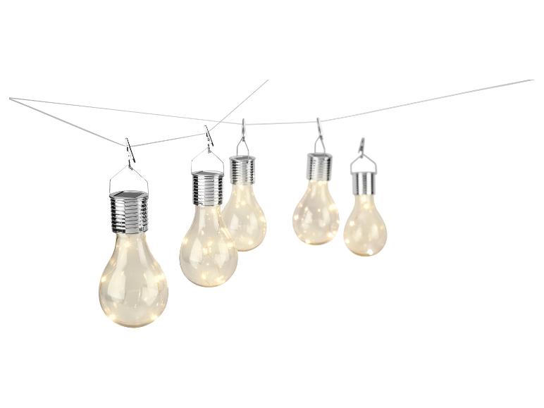 Guirlande lumineuse solaire en forme d'ampoules, suspendue à un câble