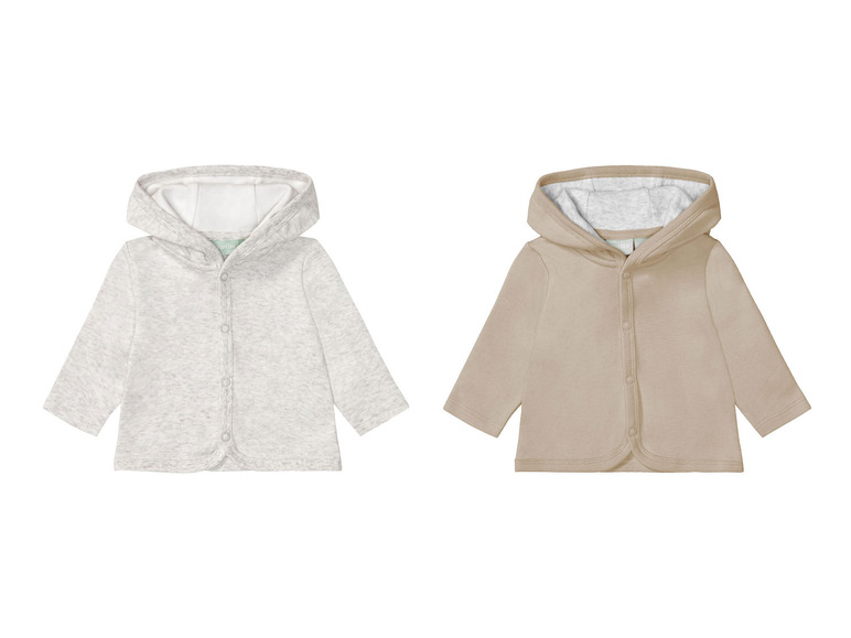 Deux sweats à capuche pour bébé avec des boutons, un gris et un beige.