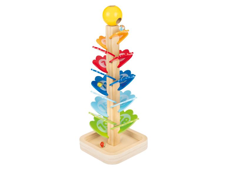 Circuit de billes en bois avec feuilles colorées et chiffres.