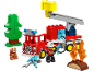 Camion de pompiers jouet avec un pompier, un arbre, un écureuil et un feu de camp.