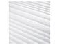 Un matelas blanc avec un matériau matelassé.