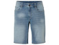 Short en jean bleu clair.
