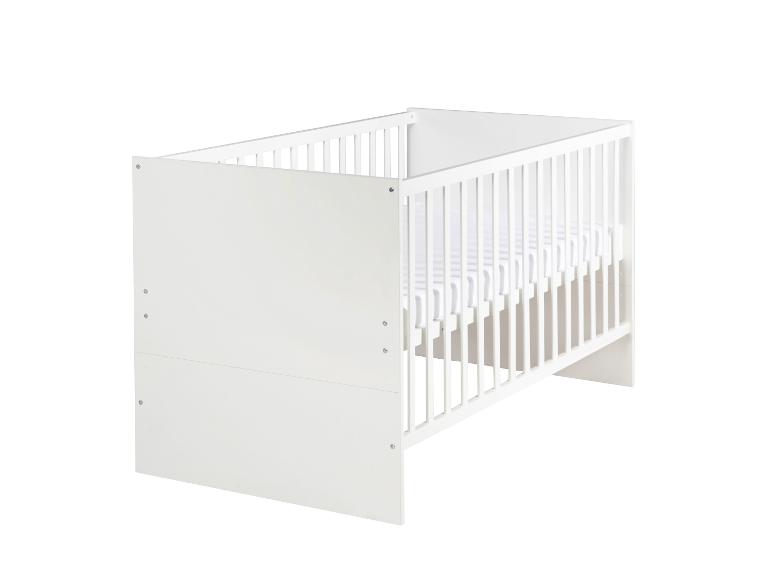 Lit de bébé blanc simple avec barreaux et côtés pleins.