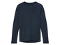 Un t-shirt à manches longues bleu foncé avec des manches raglan.