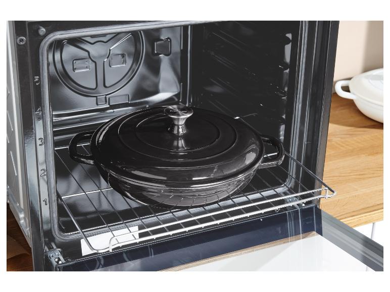 Un four avec une cocotte en fonte Silvercrest à l'intérieur.