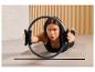 Une femme fait des exercices de pilates avec un cercle de pilates sur un tapis.