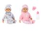Deux poupées bébés avec sucettes, biberons et tenues assorties.