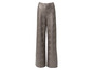 Un pantalon large beige à imprimé zèbre.